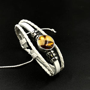 Adjustable white leather bracelet decorated with amber mosaic