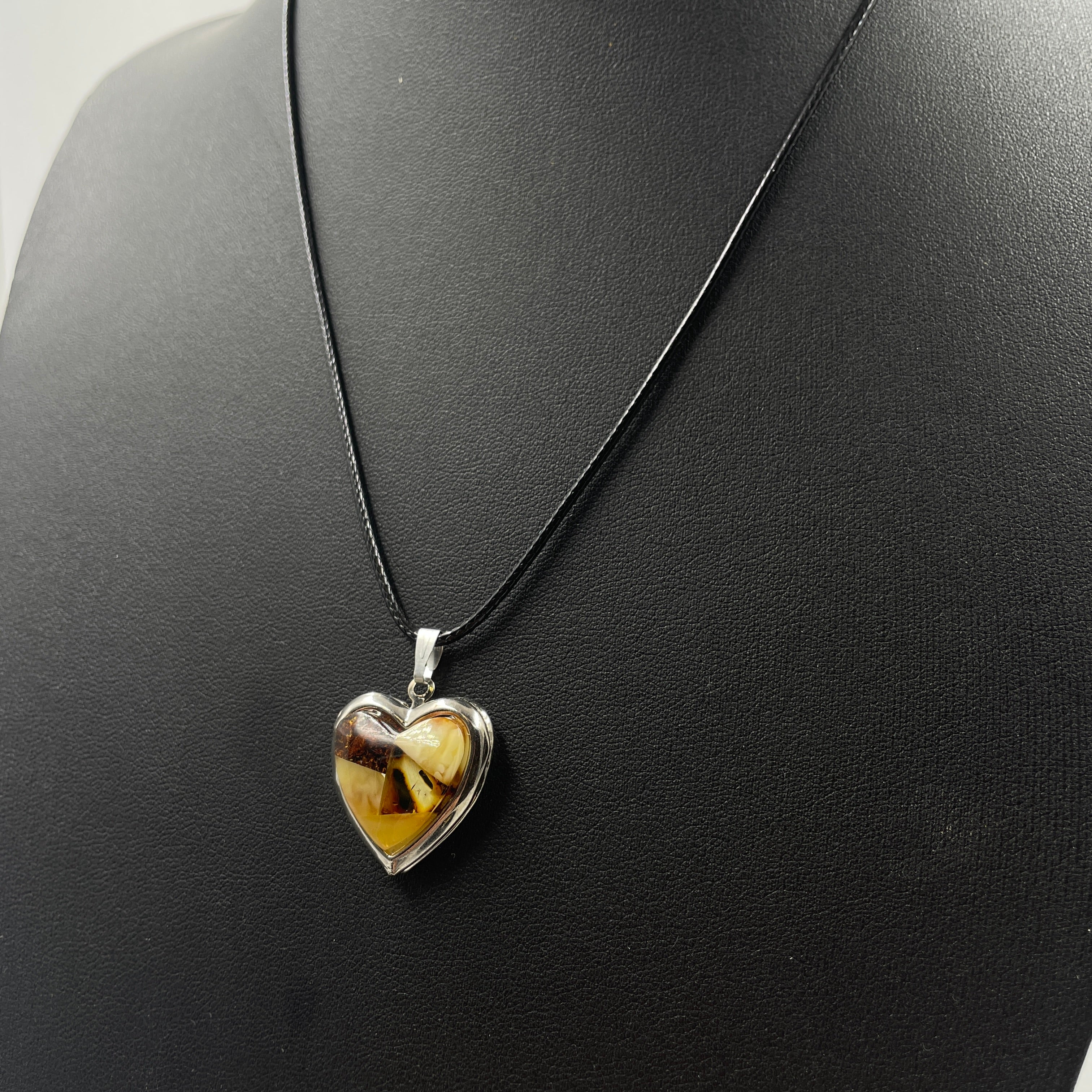 Pendant on the neck with a heart