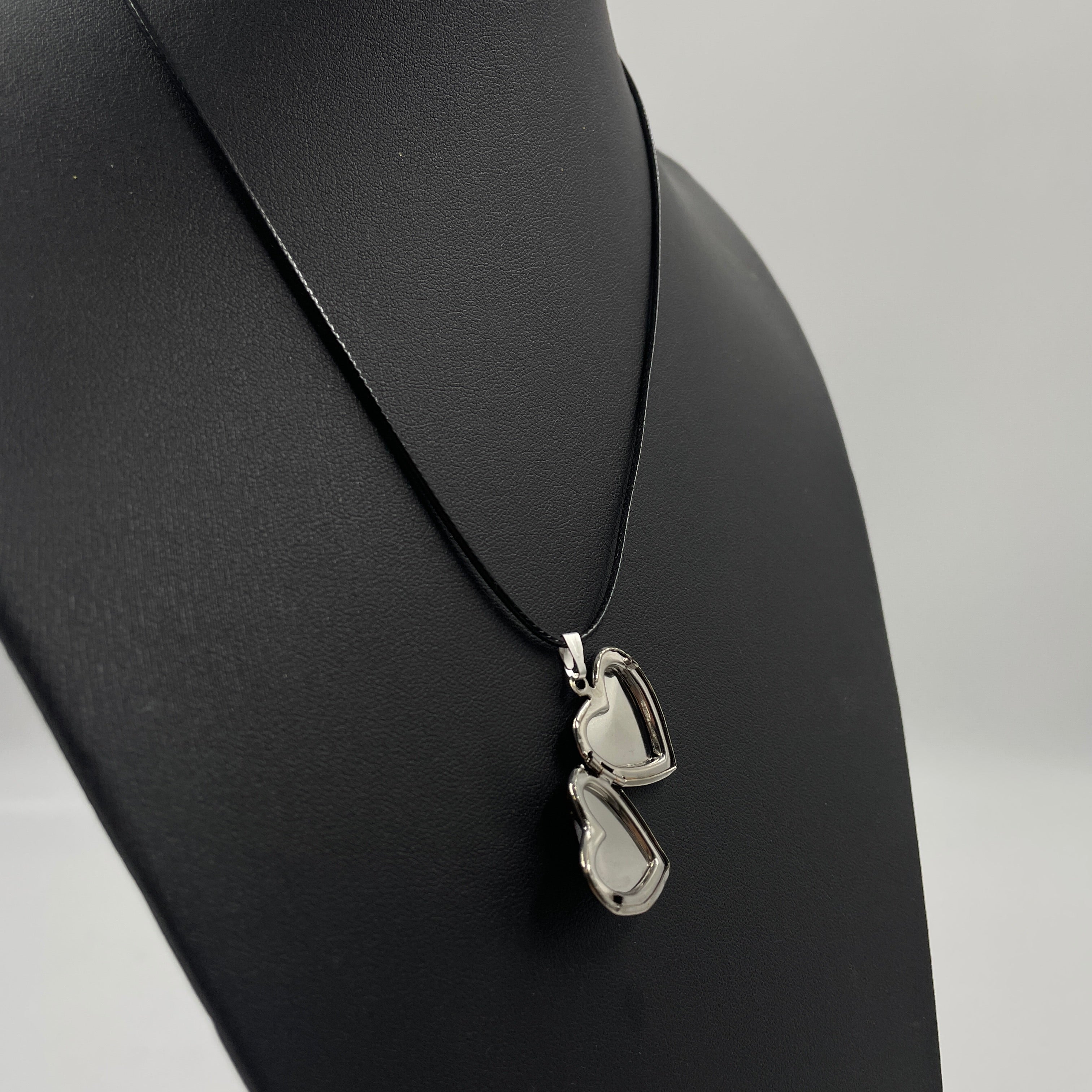 Pendant on the neck with a heart